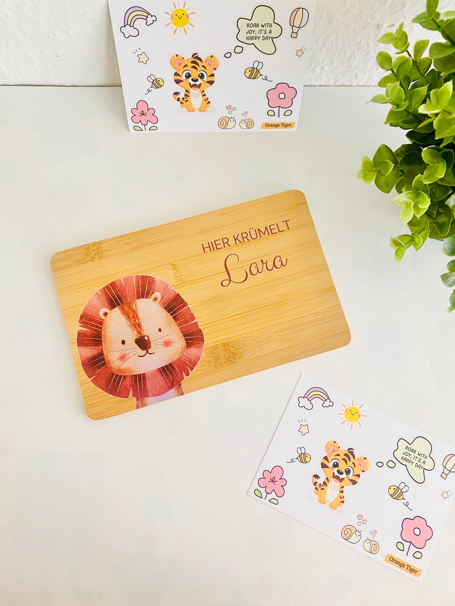 Baby lion breakfast board for kids, made from beechwood. "Hier Krümelt" brotzeitbrett kinder.