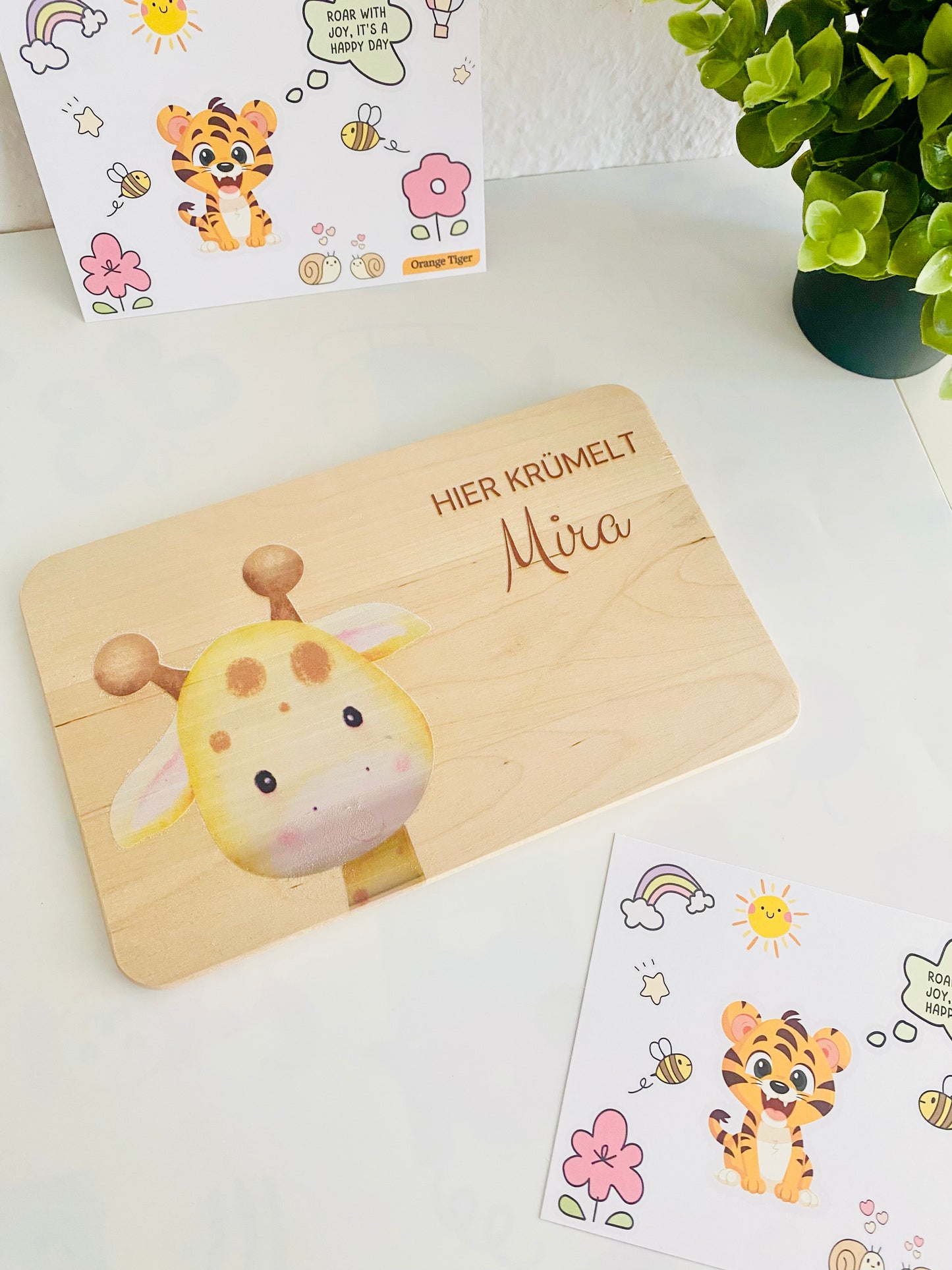 Giraffe motif breakfast board made of sustainable beechwood. A good birthday gift idea for 1 year old.  "Hier Krümelt" brotzeitbrett kinder.