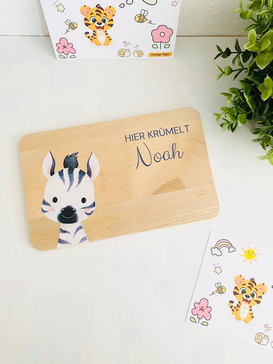 Baby Zebra print breakfast board with Here Crumbles engraving. "Hier Krümelt" brotzeitbrett kinder.